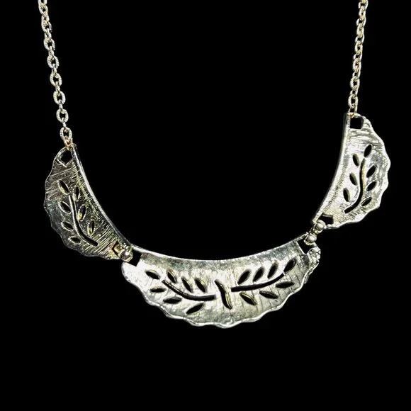 Vintage Gold Tone Leaf Bib Necklace And Clip On Earrings Set (5726) - Picture 5 of 10